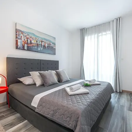 Helikon Apartment *